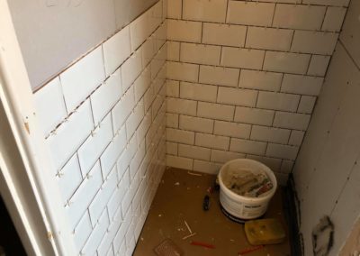 Tiling vestibule with white tiles